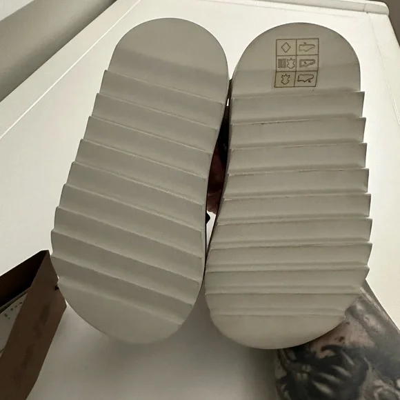 NWT Burberry Sandals Size 23